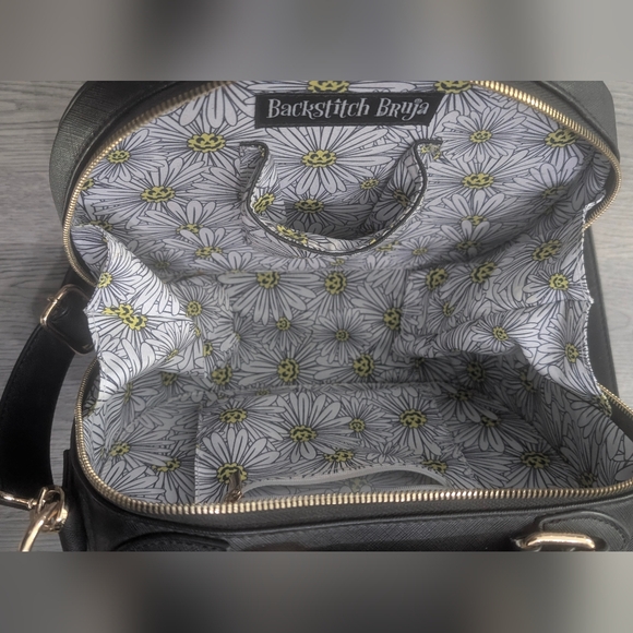 Backstitch Bruja Daisy Pumpkin Crossbody Backpack SOLD OUT Springween Halloween - Picture 11 of 15